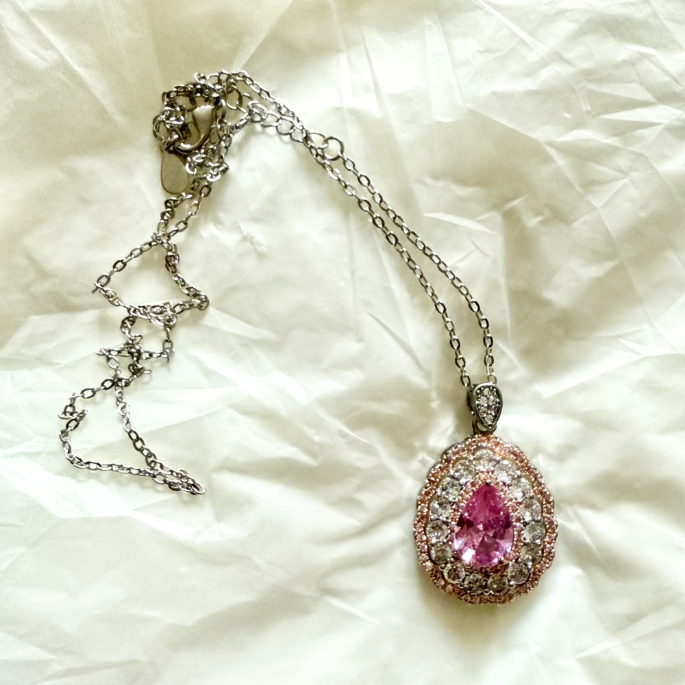 NWOT Teardrop Pendant Necklace - Picture 5 of 6
